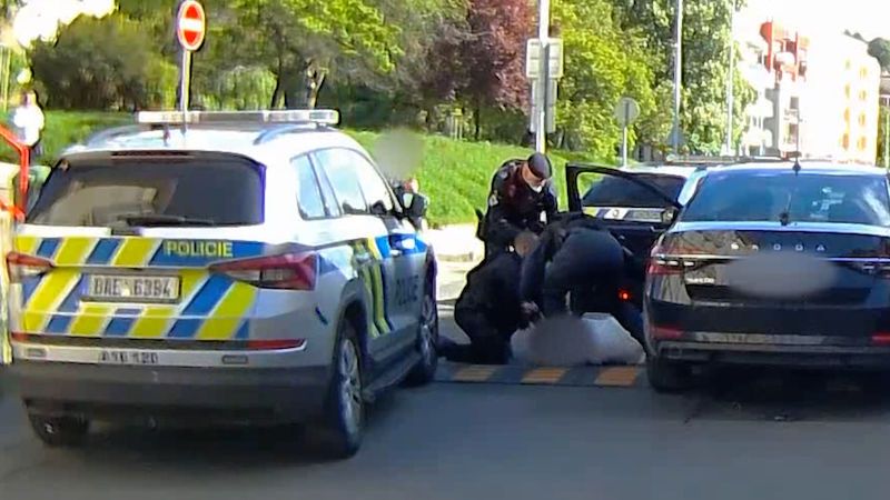Opilá řidička se v Praze lepila na auto s policistou, skončila v poutech na zemi